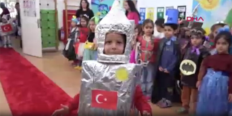 Miniklerden geri dönüşüm defilesi