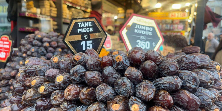 Mısır Çarşısı'nda taneyle hurma satışı