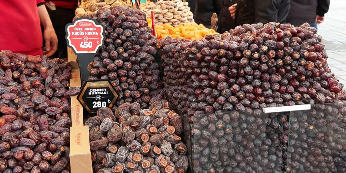 Mısır Çarşısı'nda taneyle hurma satışı