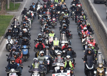 Motosikletli kuryelerden 'Trafikte biz de varız' eylemi