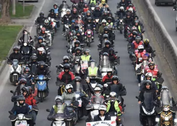Motosikletli kuryelerden 'trafikte biz de varız' eylemi