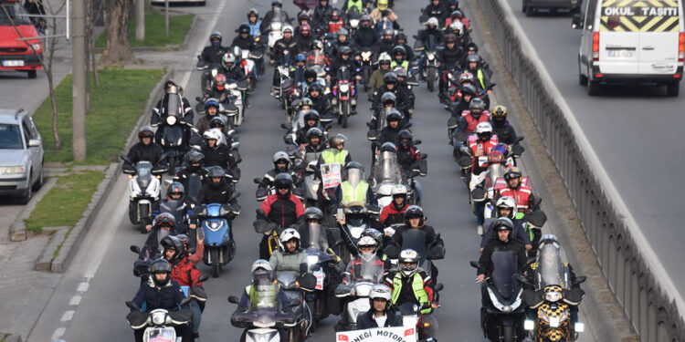 Motosikletli kuryelerden 'Trafikte biz de varız' eylemi