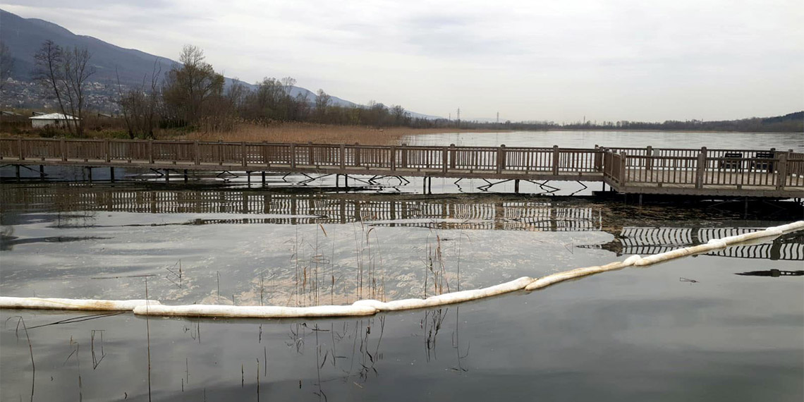 Kocaeli’nin Kartepe ilçesinde yol çalışması sırasında delinen NATO boru hattından sızan akaryakıt, önce Maşukiye Deresi’ne buradan da Sapanca Gölü’ne karıştı.