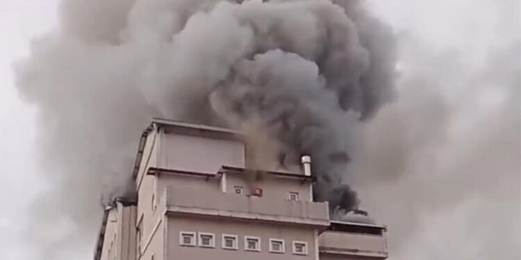 Erkek öğrenci yurdunun çatı katında çıkan yangın söndürüldü