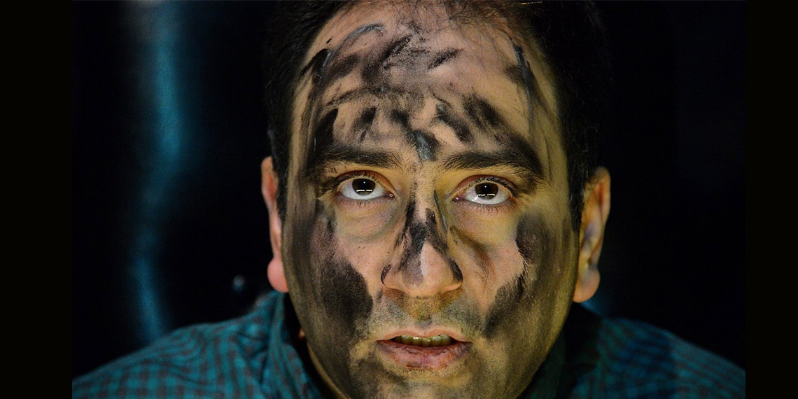 Ankara'da 17 yaşında geçirdiği trafik kazası sonucu omurilik felci olan ve engeli nedeniyle konservatuvara kabul edilmeyen Göktuğ Tolga Demiralp (42), tüm engelleri aşarak, Ankara Devlet Tiyatroları'nda dışarıdan başrol oynayan ilk oyuncu oldu, birçok oyunda rol aldı.