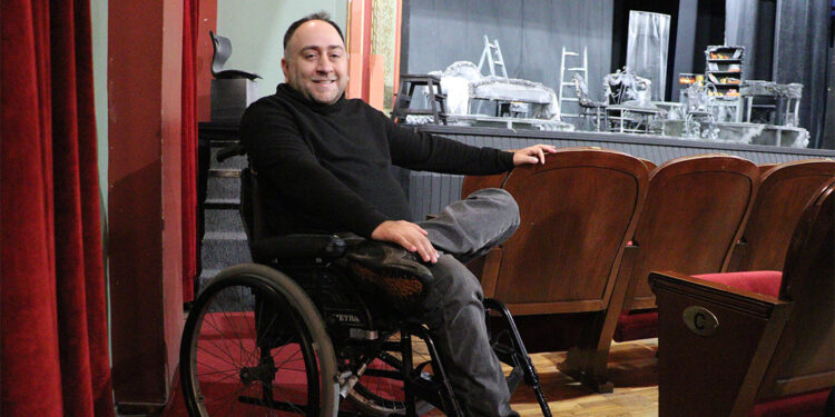 Omurilik felci, tiyatro hayaline engel olamadı