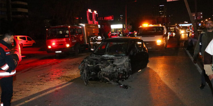 Aydınlatma direğine çarpan otomobilin sürücüsü yaşamını yitirdi