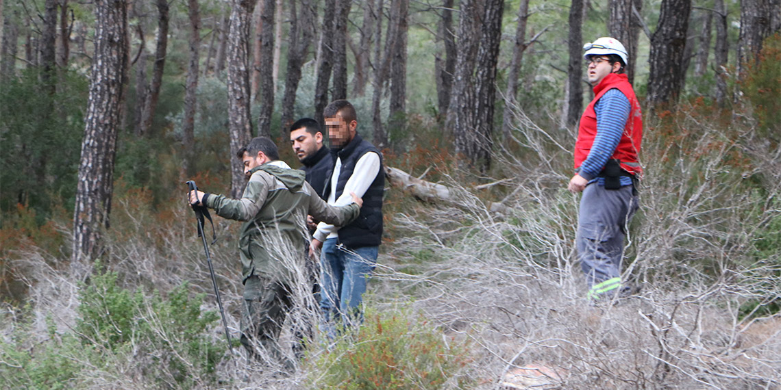 Antalya'nın Kemer ilçesinde çıkan orman yangınında yerde yatarken bulunan şüpheli ormanı ısınmak amacıyla yakmış.