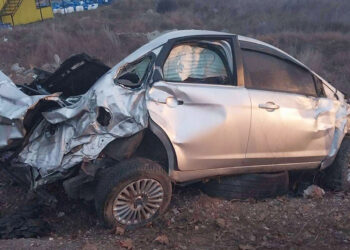 Isparta'da otomobil reklam panosuna çarptı
