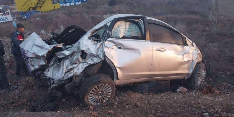 Isparta'da otomobil reklam panosuna çarptı