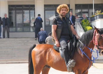 Oy kullanmaya atı ile geldi