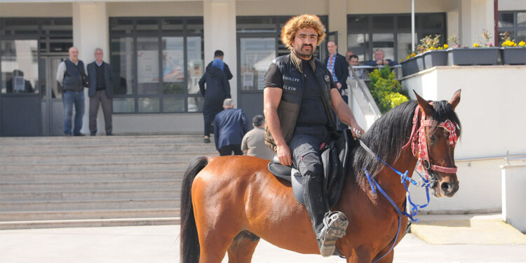 Oy kullanmaya atı ile geldi