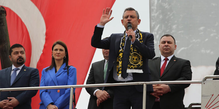 Kim ki dara düşmüştür, babaevinin kapıları ardına kadar açıktır