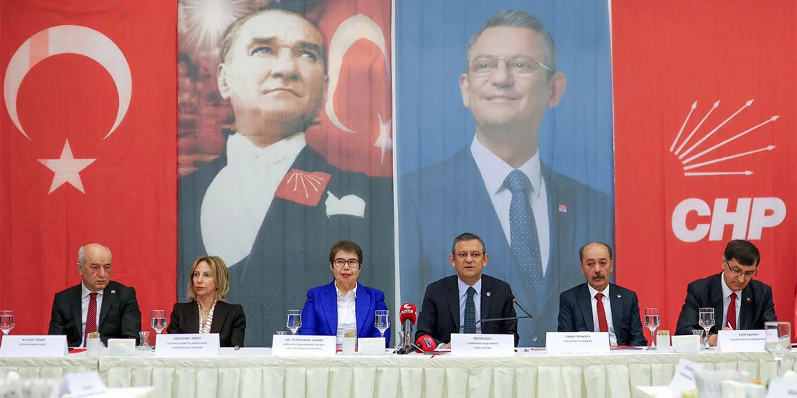 Chp genel başkanı özgür özel, yerel seçimlerin ardından göreve gelen belediye başkanları hakkında 3 ayda bir memnuniyet anketi yapacaklarını ifade etti.