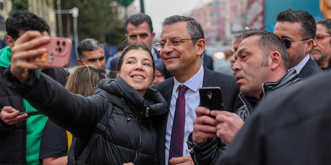 CHP Genel Başkanı Özgür Özel, "Ben 'Emeklilere 7'şer bin lira seyyanen zam verelim' dediğimde 'Para yok' dedi. Uçan saraya, yüzen saraya, kışlık saraya, 300 arabalık konvoya, 5'li çeteye, yandaş müteahhitte para var. Emekliye gelince para yok. Madem emekliye para yok, 31 Mart'ta da Tayyip Erdoğan'a oy yok" dedi.