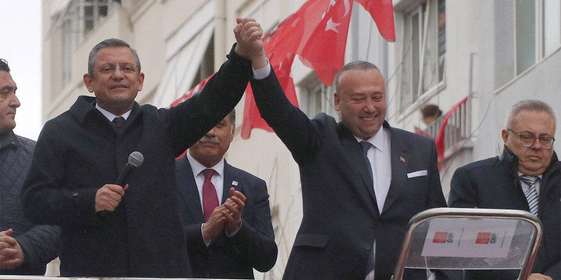 CHP Genel Başkanı Özgür Özel, “Geçen seçimleri Cumhur İttifakı kazandı. Onun gücünü yerel seçimlerde dengelemek lazım. Onun için de yerelde güçlü bir ittifak lazım. O ittifakın adı ‘Türkiye İttifakı’dır. Herkesi Türkiye İttifakı'na davet ediyorum." dedi.