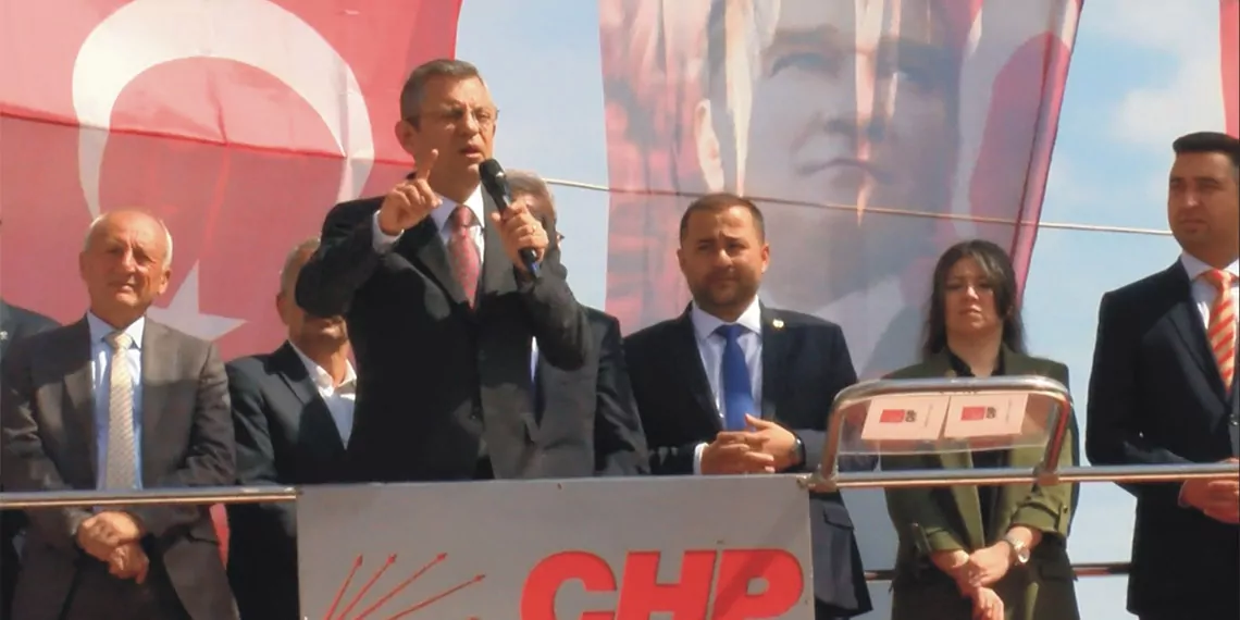 Chp genel başkanı özgür özel osmaniye'deki seçim ofisinde, "tayyip bey hatay'ı da kandırmış osmaniye'yi de kandırmış" dedi.