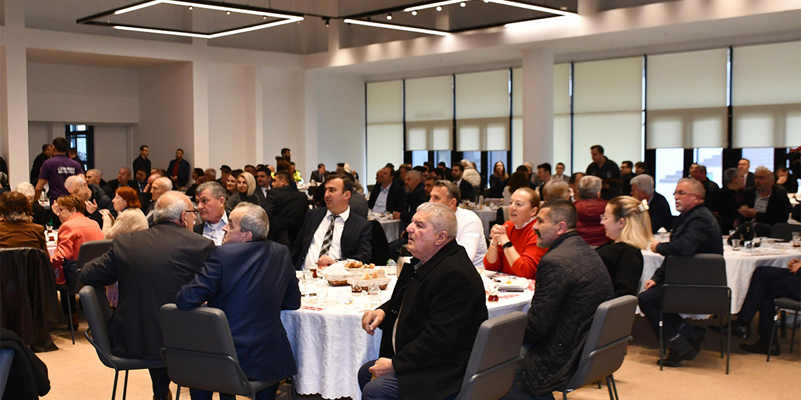 CHP Genel Başkanı Özgür Özel, 31 Mart yerel seçimlerinde Cumhur İttifakı'nın karşısında Millet İttifakı'ndan çok daha güçlü durumda olan Türkiye İttifakı'nın olduğunu söyleyerek, "Türk'ü, Kürt'ü, Laz'ı, Çerkez'i, Alevi'yi, Sünni'yi ayırmayan Türkiye İttifakı Türkiye'nin geleceğin garantisidir" dedi.