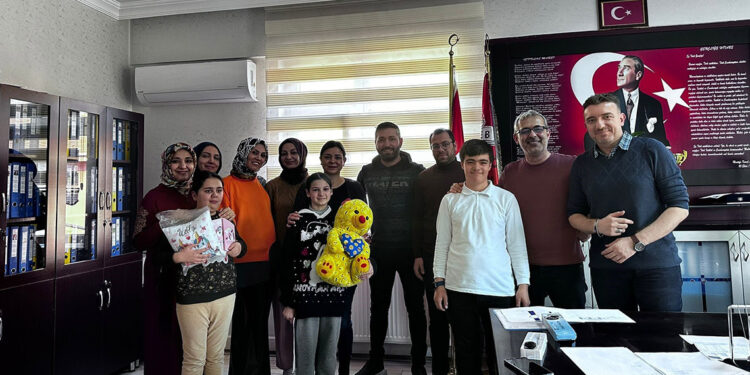 Öğrencilerin kağıtlara çizdiği hayalleri gerçekleştirdiler