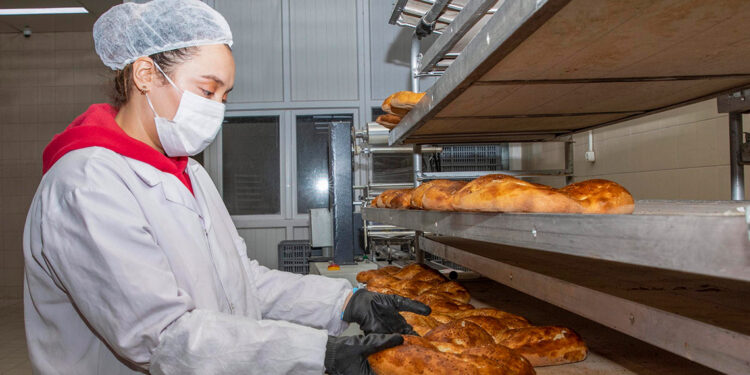 Öğrencilerin ürettiği ramazan pideleri 15 TL'den satılıyor