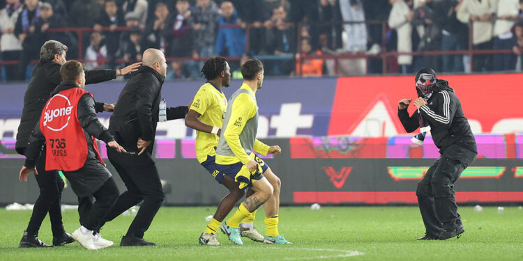 Olaylı maçta sahaya ilk giren maskeli taraftar yurt dışından gelmiş