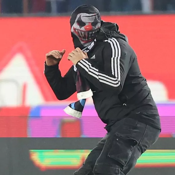 Olaylı maçta sahaya ilk giren maskeli taraftar yurt dışından gelmiş