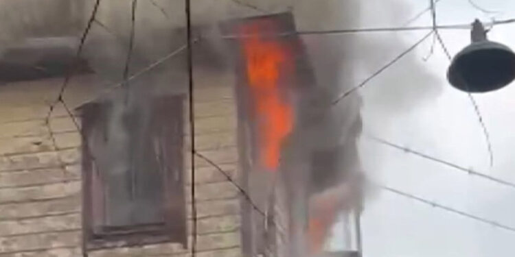 Ortaköy'de iki katlı iş yerinde yangın paniği