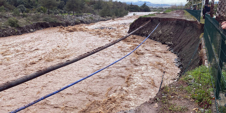 Osmaniye'de şiddetli yağış; dere kenarındaki yol çöktü