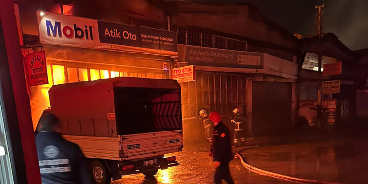 Oto tamir dükkanında yangın; araçlar zarar gördü