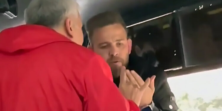 Otobüste genç kızı taciz eden Suriyeli'yi yolculardan dayak