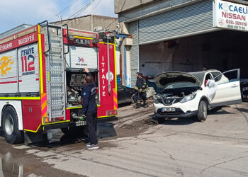 Otomobil firmasının servisinde yangın; 4 işçi dumandan etkilendi