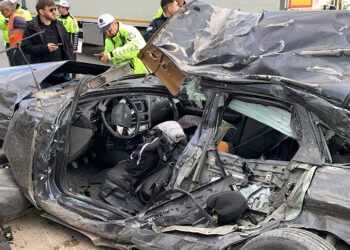 Otomobil işçi servisiyle çarpıştı: 2 ölü, 14 yaralı