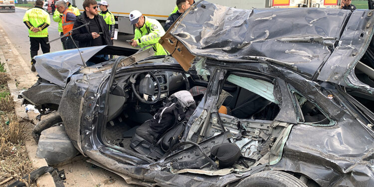 Otomobil işçi servisiyle çarpıştı: 2 ölü, 14 yaralı