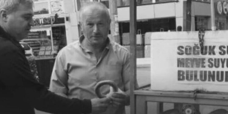 Otomobilin çarptığı simitçi hayatını kaybetti