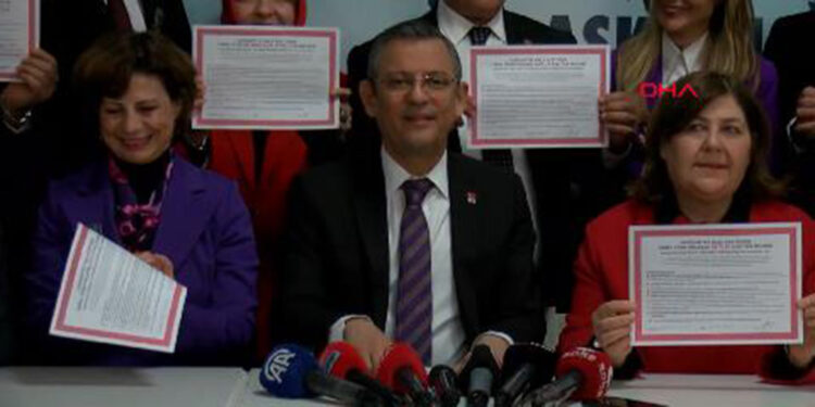 Özgür Özel, CHP Eskişehir İl Başkanlığı'nı ziyaret etti