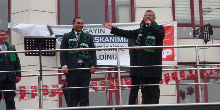 Özgür Özel: Emeklinin sahte vaade karnı tok