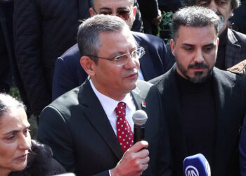 Özgür Özel sanatçı Emre Saltık’ın anma törenine katıldı