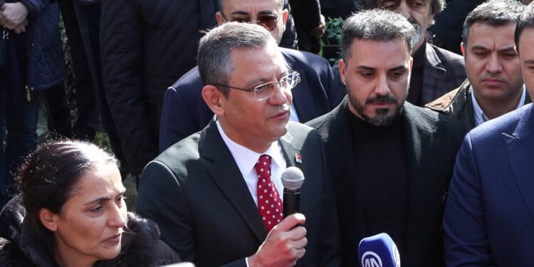 Özgür Özel sanatçı Emre Saltık’ın anma törenine katıldı