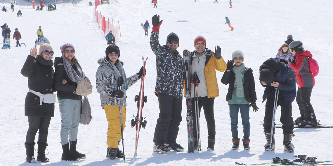 Avrupa'nın en uzun ve en dik pistlerine sahip, kış turizm merkezlerinden Palandöken'de yağan karla birlikte sezon nisana uzadı.