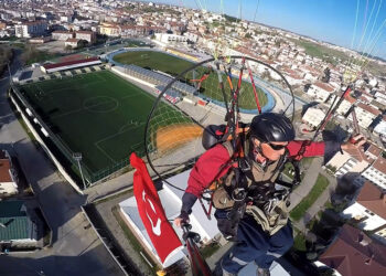 Paramotor ile 'Çanakkale Şehitleri' için saygı uçuşu yaptı