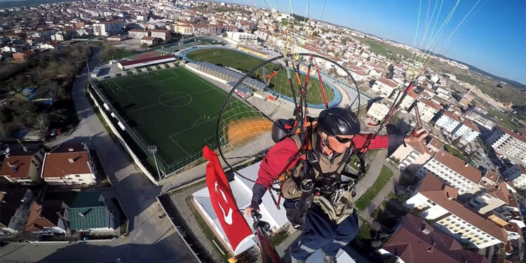 Paramotor ile 'Çanakkale Şehitleri' için saygı uçuşu yaptı