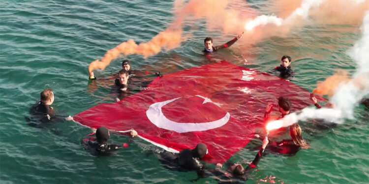 Çanakkale şehitlerine saygı dalışı