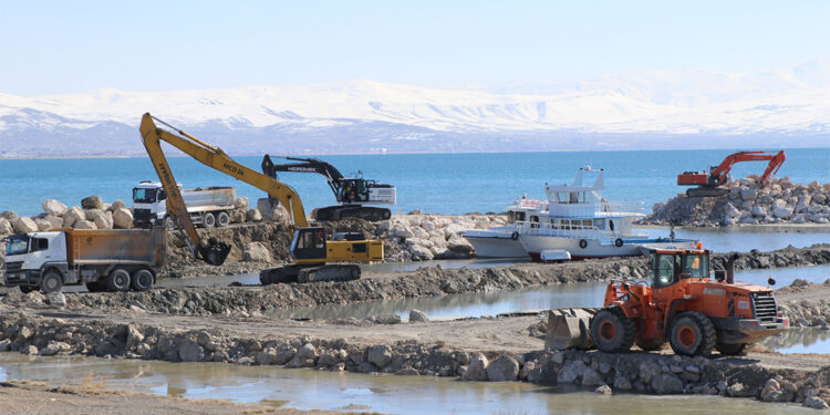 Van Gölü'ndeki çekilme ile limanlar alan kaybetti