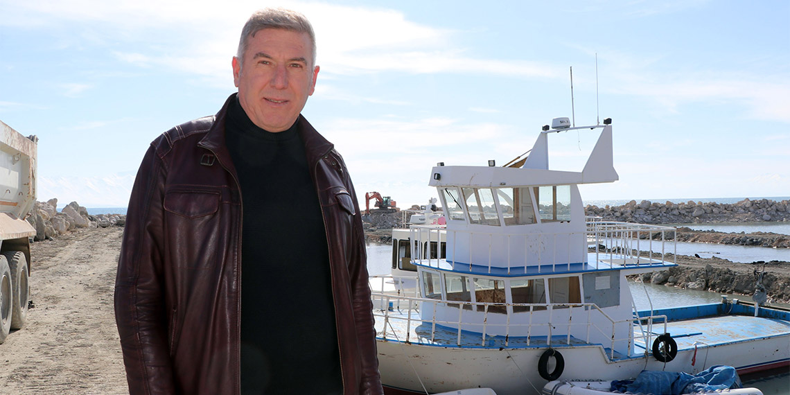 Van Yüzüncü Yıl Üniversitesi'nden (YYÜ) Prof. Dr. Faruk Alaeddinoğlu, Van Gölü'ndeki çekilme ile limanların da alan kaybettiğini belirtti.