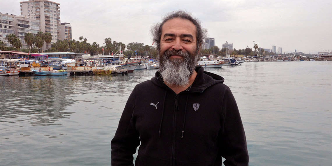 Mersin Üniversitesi Su Ürünleri Fakültesi İşleme Teknolojisi Anabilim Dalı Öğretim Üyesi Prof. Dr. Deniz Ayas, son günlerde sahillerde artan denizanalarına karşı uyarıda bulunarak, "Bunlar 'göçmen denizanası' adı verilen zehirli türler. Ana gövdesi dışında uzantıları üzerinde yakıcı hücreleri var. Ölü bile olsa denizanalarına dokunmayın" dedi.