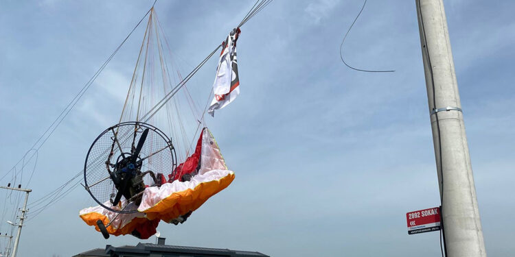 Paramotor elektrik tellerine takıldı, pilot yaralandı