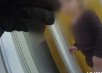 Penceredeki pervaza tırmanan bebek, kurtarıldı