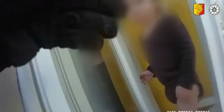 Penceredeki pervaza tırmanan bebek, kurtarıldı