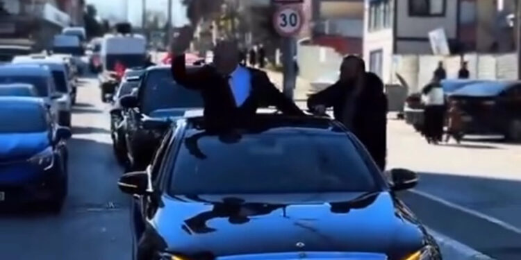 Pendik'te muhtar adayının çakarlı konvoyuna ceza