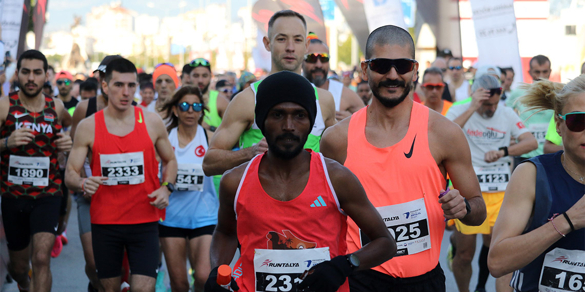Türkiye'nin en büyük lifestyle maratonu Runtalya heyecanla başladı